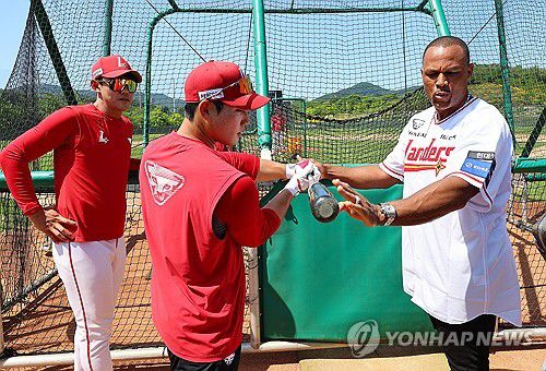 타격자세 코칭 하는 벨트레(인천=연합뉴스) 임순석 기자 = 11일 인천 강화군 SSG 퓨처스필드에서 열린 SSG 퓨처스 선수단 'MLB 레전드 멘토링 데이' 에서  메이저리그에서 활약한 아드리안 벨트레가 퓨처스 선수에게 타격자세에 대해 코칭하고 있다. 2025.6.11 soonseok02@yna.co.kr