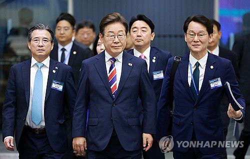 이재명 대통령, 주식시장 불공정거래 근절 현장 간담회 참석(서울=연합뉴스) 홍해인 기자 = 이재명 대통령이 11일 서울 영등포구 한국거래소에서 열린 주식시장 불공정거래 근절을 위한 현장 간담회에 입장하고 있다. 2025.6.11 [대통령실통신사진기자단] hihong@yna.co.kr