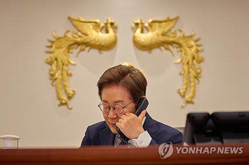 이재명 대통령, 페트르 피알라 체코 총리와 전화 통화(서울=연합뉴스) 이재명 대통령이 11일 서울 용산 대통령실 청사 집무실에서 페트르 피알라 체코 총리와 전화 통화를 하고 있다. 2025.6.11 [대통령실 제공. 재판매 및 DB 금지] photo@yna.co.kr