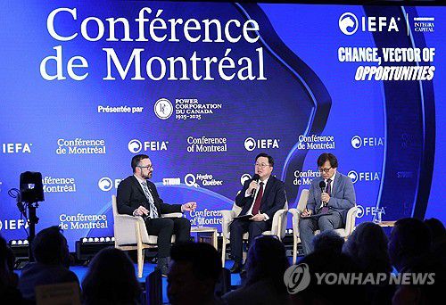 몬트리올 콘퍼런스에서 특별대담하는 이장우 대전시장(몬트리올＝연합뉴스) 김준호 기자 = 이장우 대전시장이 11일(현지시간) 오후 캐나다 몬트리올 보나벤처호텔에서 열린 몬트리올 콘퍼런스에서 '도시계획 혁신'을 주제로 프랑수아 젤리노 라발대 부총장과 특별대담을 하고 있다.2025.6.12 kjunho@yna.co.kr