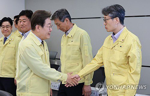 이재명 대통령, 한강홍수통제소 방문(서울=연합뉴스) 홍해인 기자 = 이재명 대통령이 12일 서울 서초구 한강홍수통제소에서 수해(장마) 대비 현장 점검 회의 전 참석자들과 악수하고 있다. 2025.6.12 hihong@yna.co.kr