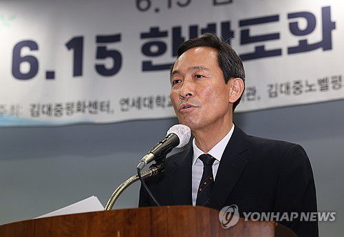 이재명 대통령 축사 대독하는 우상호 정무수석(서울=연합뉴스) 김성민 기자 = 우상호 대통령실 정무수석이 12일 서울 마포구 연세대학교 김대중도서관에서 열린 6.15 남북정상회담 25주년 기념식에서 이재명 대통령 축사를 대독하고 있다. 2025.6.12 ksm7976@yna.co.kr