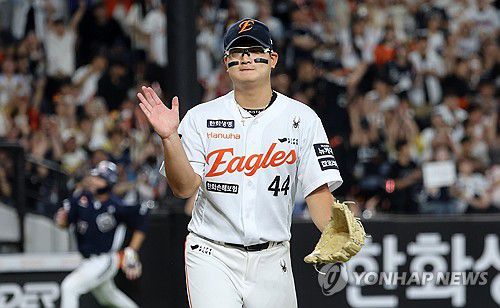 만루 위기 넘긴 김서현(대전=연합뉴스) 김준범 기자 = 12일 대전 한화생명볼파크에서 열린 2025 신한 SOL 뱅크 KBO리그 두산 베어스와 한화 이글스의 경기. 8회초 2사 만루 위기를 무실점으로 넘긴 한화 김서현이 박수치고 있다. 2025.6.12 psykims@yna.co.kr