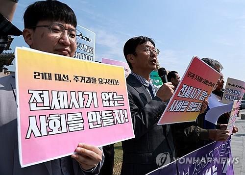 시민사회단체, 주거권 관련 21대 대선 정책 요구안 발표     (서울=연합뉴스) 홍해인 기자 = 주거권네트워크, 전세사기·깡통전세 피해자 전국대책위원회 등에 참여하고 있는 시민사회단체 회원들이 30일 서울 광화문 월대 앞에서 주거권 관련 21대 대선 정책 요구안 발표 기자회견을 하고 있다. 2025.4.30     hihong@yna.co.kr (끝)