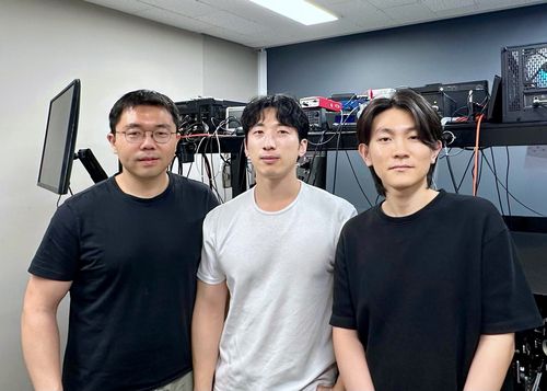 KAIST 연구팀, 초소형 분광기 개발  왼쪽부터 장무석 교수, 이동구 박사과정, 송국호 박사과정