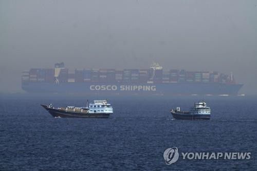 호르무즈 해협 지나는 선박들 [AP 연합뉴스 자료사진. 재판매 및 DB 금지]