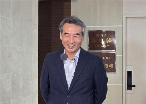 민중기 김건희 특별검사(서울=연합뉴스) 권희원 기자 = 민중기 김건희 특별검사가 13일 서울 서초구 변호사 사무실 앞에서 기자들의 질문에 답하고 있다. 2025.6.13