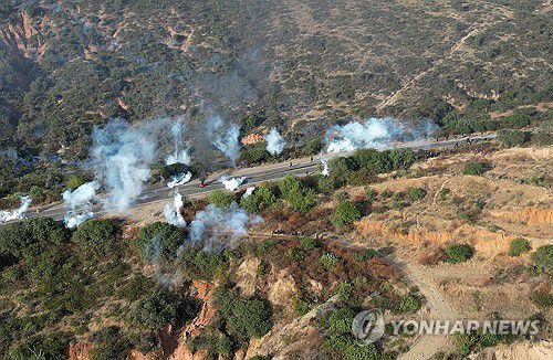 볼리비아 전 대통령 지지자들의 도로 봉쇄 현장[피르케 AFP 연합뉴스. 재판매 및 DB 금지]