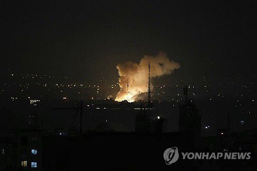 13일(현지시간) 이스라엘의 공습으로 이란 수도 테헤란 시내에 폭발 후 연기가 피어오르고 있다.[AP 연합뉴스]