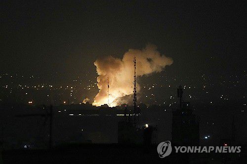 이스라엘의 공습에 따라 화염과 연기가 솟아오르는 이란 테헤란 [AP 연합뉴스. 재판매 및 DB 금지]
