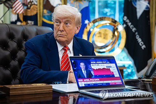 주식시장 관련 언론 보도를 보여주는 도널드 트럼프 대통령[EPA 연합뉴스 자료사진]