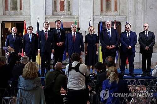 '바이마르+ 그룹' 참석자들 기념 촬영(로마 로이터=연합뉴스) 12일(현지시간) 이탈리아 상원 의사당인 로마 시내 마다마 궁전에서 열린 '바이마르+ 그룹' 외무장관회의 참석자들이 기념 촬영을 하고 있다. 왼쪽부터 디에고 마르티네스 벨리오 스페인 글로벌외교차관, 요한 바데풀 독일 외무장관, 라도스와프 시코르스키 폴란드 외무장관, 마르크 뤼터 나토 사무총장, 안토니오 타야니 이탈리아 외무장관, 카야 칼라스 EU 외교안보 고위대표, 안드리 시비하 우크라이나 외무장관, 스티븐 도허티 영국 외무부 유럽·북미 담당 국무상, 프레데릭 몬돌로니 프랑스 외무부 정치·안보국장. 2025.06.12 photo@yna.co.kr