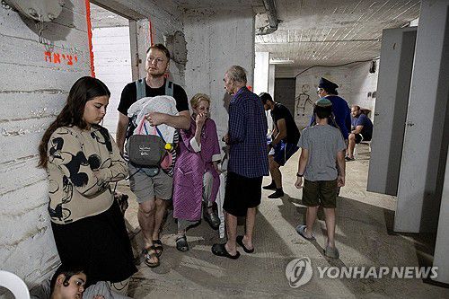 지하로 대피한 텔아비브 시민들(텔아비브 로이터) 13일(현지시간) 텔아비브의 한 지하 대피 시설에 주민들이 대피해 있다. 2025.06.13