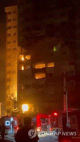 불길 휩싸인 이란 수도 테헤란 건물(테헤란 로이터=연합뉴스) 13일(현지시간) 소셜미디어(SNS)에 올라온 테헤란 건물이 불에 타는 모습. 2025.06.13