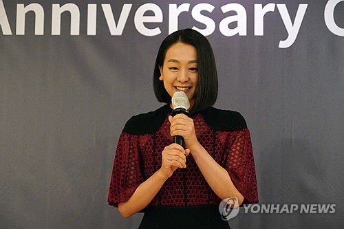 JAL 김포-하네다 취항 60주년 기념식에 나타난 아사다 마오(서울=연합뉴스) 일본 피겨스케이팅 전 국가대표 아사다 마오가 지난 17일 오후 서울 롯데호텔에서 개최한 일본항공(JAL) 김포-하네다 취항 60주년 기념식에 나타나 인사말을 하고 있다. 그는 인사말을 통해 "연아가 없었다면 내가 지금 이 자리에 없었을 것"이라고 말했다. 이날 행사는 JAL이 김포-하네다 취항 60주년을 기념하기 위해 개최한 것으로, 국내 항공업계와 여행업계 관계자 200여명이 참석했다. 2024.10.18 [JAL 제공. 재판매 및 DB 금지] photo@yna.co.kr