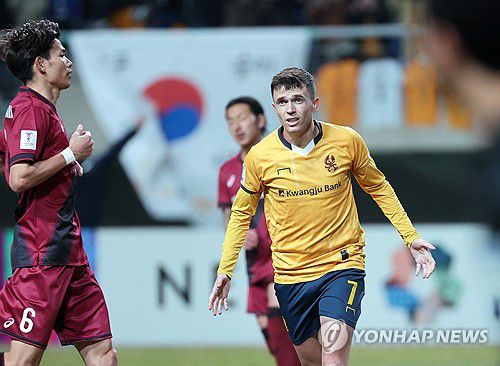 페널티킥 성공시키는 아사니(광주=연합뉴스) 조남수 기자 = 12일 광주월드컵경기장에서 열린 아시아축구연맹(AFC) 챔피언스리그엘리트(ACLE) 광주FC와 비셀 고베의 16강 2차전. 광주 아사니가 후반전에 페널티킥을 성공시키고 기뻐하고 있다. 2025.3.12 iso64@yna.co.kr