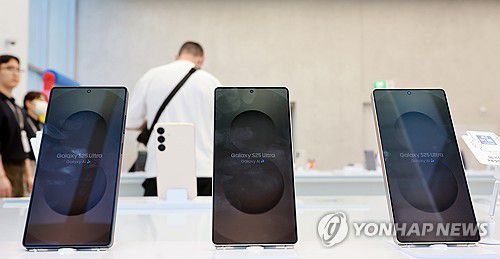 삼성전자, '갤럭시 효과'에 1분기 매출 사상 최대(서울=연합뉴스) 신현우 기자 = 삼성전자가 올해 1분기 갤럭시 S25 판매 호조로 사상 최대 분기 매출을 기록했다. 다만 반도체 사업은 서버용 D램 판매 확대에도 고대역폭 메모리(HBM) 판매 감소 등으로 실적이 하락했다.      30일 삼성전자는 연결 기준 올해 1분기 영업이익이 6조6천853억원으로 지난해 동기보다 1.2% 증가한 것으로 잠정 집계됐다고 공시했다.     사진은 이날 서울 삼성 강남을 찾은 외국인이 갤럭시 S25 시리즈를 살피는 모습. 2025.4.30 nowwego@yna.co.kr