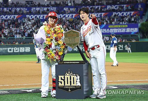 김광현과 기념촬영하는‘500홈런’최정(인천=연합뉴스) 임순석 기자 = 13일 인천 SSG랜더스필드에서 열린 프로야구 2025 신한 SOL 뱅크 KBO리그 NC 다이노스와 SSG 랜더스의 경기. KBO 리그 최초 통산 500홈런을 달성한 SSG 최정이 김광현과 함께 기념 조형물 앞에서 기념 촬영하고 있다. 2025.5.13 soonseok02@yna.co.kr