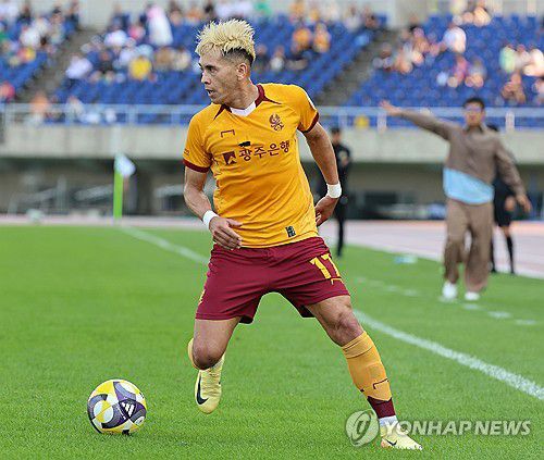 공격하는 헤이스(광주=연합뉴스) 조남수 기자 = 25일 광주월드컵경기장에서 열린 K리그1 2025 15라운드 광주FC와 강원FC의 경기. 광주 헤이스가 공격하고 있다. 2025.5.25 iso64@yna.co.kr