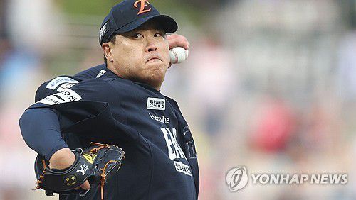 한화 류현진 역투(창원=연합뉴스) 김동민 기자 = 30일 경남 창원NC파크에서 열린 프로야구 2025 신한 SOL 뱅크 KBO리그 한화이글스와 NC다이노스 경기. 1회 말 한화 선발 류현진이 역투하고 있다.          NC다이노스 홈구장인 창원NC파크에서의 경기는 구조물 낙하 사망 사고 이후 62일이다. 2025.5.30 image@yna.co.kr