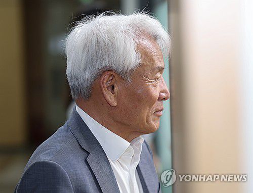 대기 장소로 향하는 광주FC 노동일 대표이사(서울=연합뉴스) 김도훈 기자 = 프로축구 K리그1 광주FC 노동일 대표이사가 12일 서울 종로구 한국프로축구연맹에서 열린 상벌위원회에 출석해 대기 장소로 향하고 있다.     이날 상벌위원회에서는 재정 건전화 규정을 지키지 못한 광주FC와 경기 후 기자회견에서 심판의 이름을 직접 언급한 이정효 광주 감독에 대한 상벌위원회가 열렸다. 2025.6.12 superdoo82@yna.co.kr