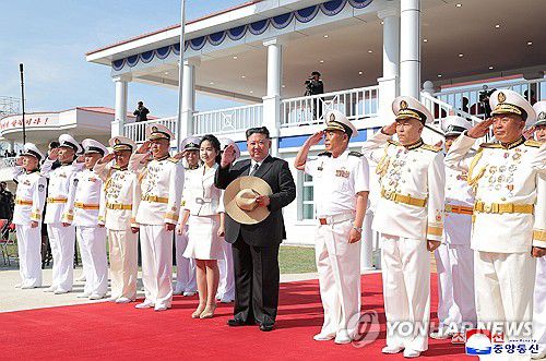 北, 좌초했던 구축함 '강건호' 진수… 김정은 참석( 평양 조선중앙통신=연합뉴스) 북한이 지난달 21일 진수식 도중 넘어져 좌초한 신형 5천t급 구축함을 수리해 진수식을 했다. 조선중앙통신은 13일 "조선인민군해군 구축함 진수기념식이 6월 12일에 라진조선소에서 진행됐다"고 보도했다. 노동당 중앙군사위원회의 명령에 따라 이 함정의 함급은 지난 4월 진수한 '최현급'이라고 밝혀 5천t급 구축함임을 확인했고 함명은 '강건호'로 명명됐다. 2025.6.13      [국내에서만 사용가능. 재배포 금지. For Use Only in the Republic of Korea. No Redistribution] nkphoto@yna.co.kr
