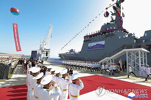 北, 좌초했던 구축함 '강건호' 진수… 김정은 참석( 평양 조선중앙통신=연합뉴스) 북한이 지난달 21일 진수식 도중 넘어져 좌초한 신형 5천t급 구축함을 수리해 진수식을 했다. 조선중앙통신은 13일 "조선인민군해군 구축함 진수기념식이 6월 12일에 라진조선소에서 진행됐다"고 보도했다. 노동당 중앙군사위원회의 명령에 따라 이 함정의 함급은 지난 4월 진수한 '최현급'이라고 밝혀 5천t급 구축함임을 확인했고 함명은 '강건호'로 명명됐다. 2025.6.13      [국내에서만 사용가능. 재배포 금지. For Use Only in the Republic of Korea. No Redistribution] nkphoto@yna.co.kr
