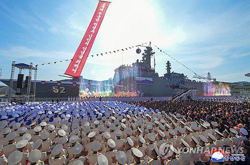 北, 좌초했던 구축함 '강건호' 진수… 김정은 참석( 평양 조선중앙통신=연합뉴스) 북한이 지난달 21일 진수식 도중 넘어져 좌초한 신형 5천t급 구축함을 수리해 진수식을 했다. 조선중앙통신은 13일 "조선인민군해군 구축함 진수기념식이 6월 12일에 라진조선소에서 진행됐다"고 보도했다. 노동당 중앙군사위원회의 명령에 따라 이 함정의 함급은 지난 4월 진수한 '최현급'이라고 밝혀 5천t급 구축함임을 확인했고 함명은 '강건호'로 명명됐다. 2025.6.13      [국내에서만 사용가능. 재배포 금지. For Use Only in the Republic of Korea. No Redistribution] nkphoto@yna.co.kr