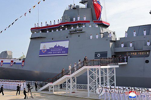 北, 좌초했던 구축함 '강건호' 진수… 김정은 참석( 평양 조선중앙통신=연합뉴스) 북한이 지난달 21일 진수식 도중 넘어져 좌초한 신형 5천t급 구축함을 수리해 진수식을 했다. 조선중앙통신은 13일 "조선인민군해군 구축함 진수기념식이 6월 12일에 라진조선소에서 진행됐다"고 보도했다. 노동당 중앙군사위원회의 명령에 따라 이 함정의 함급은 지난 4월 진수한 '최현급'이라고 밝혀 5천t급 구축함임을 확인했고 함명은 '강건호'로 명명됐다. 2025.6.13      [국내에서만 사용가능. 재배포 금지. For Use Only in the Republic of Korea. No Redistribution] nkphoto@yna.co.kr