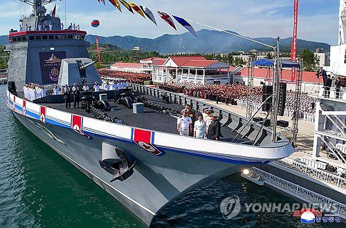 北, 좌초했던 구축함 '강건호' 진수… 김정은 참석( 평양 조선중앙통신=연합뉴스) 북한이 지난달 21일 진수식 도중 넘어져 좌초한 신형 5천t급 구축함을 수리해 진수식을 했다. 조선중앙통신은 13일 "조선인민군해군 구축함 진수기념식이 6월 12일에 라진조선소에서 진행됐다"고 보도했다. 노동당 중앙군사위원회의 명령에 따라 이 함정의 함급은 지난 4월 진수한 '최현급'이라고 밝혀 5천t급 구축함임을 확인했고 함명은 '강건호'로 명명됐다. 2025.6.13      [국내에서만 사용가능. 재배포 금지. For Use Only in the Republic of Korea. No Redistribution] nkphoto@yna.co.kr