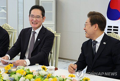 이재명 대통령과 이재용 삼성전자 회장(서울=연합뉴스) 홍해인 기자 = 이재명 대통령이 13일 서울 용산 대통령실에서 열린 6경제단체·기업인 간담회에서 이재용 삼성전자 회장의 발언을 듣던 중 함께 미소짓고 있다. 2025.6.13 [대통령실통신사진기자단] hihong@yna.co.kr