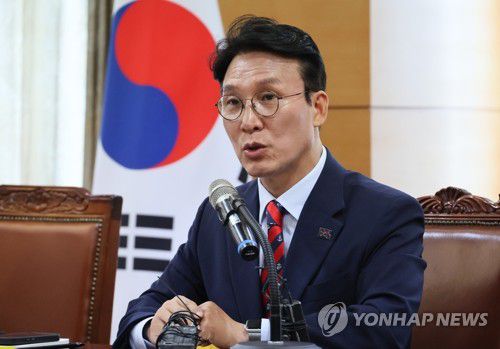 김민석 총리 후보자, 밥상 물가 안정을 위한 경청 간담회(서울=연합뉴스) 이정훈 기자 = 김민석 국무총리 후보자가 13일 서울 종로구 통의동 금융감독연수원에 마련된 청문회 준비단 사무실에서 열린 밥상 물가 안정을 위한 경청 간담회에서 발언하고 있다. 2025.6.13 uwg806@yna.co.kr