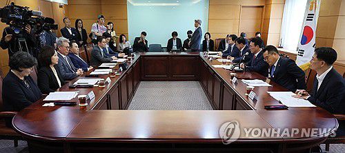 김민석 총리 후보자, 식품·외식협회 만나 '물가대책' 모색(서울=연합뉴스) 이정훈 기자 = 김민석 국무총리 후보자가 14일 서울 종로구 통의동 금융감독연수원에 마련된 청문회 준비단 사무실에서 식품·외식업 협회와 전문가 등이 참석한 가운데 열린 밥상물가 안정을 위한 경청 간담회에서 발언하고 있다. 2025.6.13 uwg806@yna.co.kr