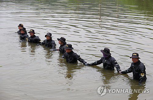 대구 스토킹 살해범 찾아 청주 저수지 수중 수색(청주=연합뉴스) 이성민 기자 = 대구 스토킹 살해범에 대한 추적이 나흘째 이어지고 있는 가운데, 경찰이 그가 잠적한 야산 인근에 위치한 충북 청주시 강내면의 한 저수지에서 13일 오후 수중 수색 작업을 진행하고 있다. 2025.6.13 chase_arete@yna.co.kr