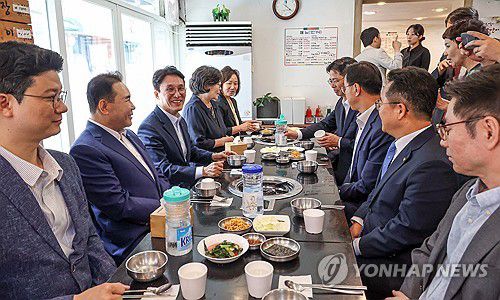 김민석 총리 후보자, "밥상 물가 안정을 위해"(서울=연합뉴스) 김민석 국무총리 후보자가 13일 서울 종로구 통의동 금융감독연수원에 마련된 청문회 준비단 사무실에서 밥상 물가 안정을 위한 경청 간담회를 마친 뒤 인근 식당에서 참석자들과 오찬을 함께하고 있다. 2025.6.13 [국무총리 후보자 인사청문준비단 제공. 재판매 및 DB 금지] photo@yna.co.kr