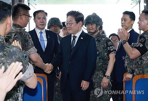 이재명 대통령, 전방 군 부대 장병 격려(연천=연합뉴스) 홍해인 기자 = 이재명 대통령이 13일 경기도 연천군 육군 25사단 비룡전망대에서 장병들을 격려하고 있다. 2025.6.13 hihong@yna.co.kr
