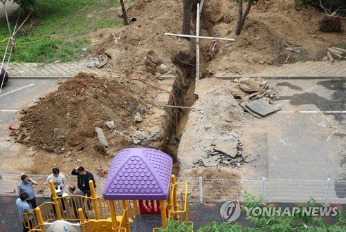 강남 은마아파트 공사장서 작업자 매몰사고(서울=연합뉴스) 황광모 기자 = 13일 오후 서울 강남구 대치동 은마아파트 하수관 교체 공사 현장에서 매몰 사고가 발생해 작업자 2명이 병원에 이송됐다. 소방 당국에 따르면 이들 중 60대 남성 작업자는 심정지 상태로 병원에 옮겨져 치료받고 있다. 사진은 사고 현장. 2025.6.13 hkmpooh@yna.co.kr