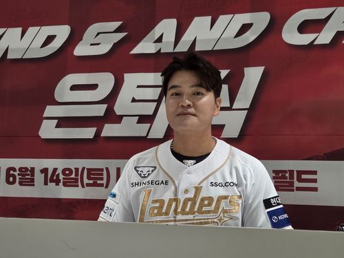 은퇴식 앞두고 인터뷰하는 추신수(인천=연합뉴스) 하남직 기자 = 추신수 SSG 구단주 보좌역이 자신의 은퇴식이 열린 14일 인천 SSG랜더스필드에서 취재진과 인터뷰하고 있다.