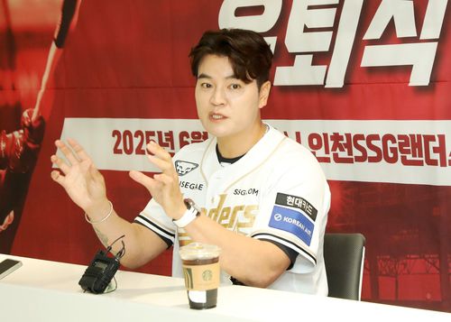 인터뷰하는 추신수 구단주 보좌역(서울=연합뉴스) 추신수 SSG 구단주 보좌역이 자신의 은퇴식이 열린 14일 인천 SSG랜더스필드에서 취재진과 인터뷰하고 있다. [SSG 랜더스 제공. 재판매 및 DB금지]