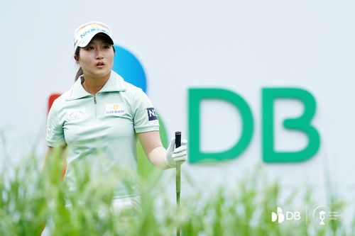 코스를 바라보는 김시현.[DB그룹 한국여자오픈 조직위 제공. 재판매 및 DB 금지]