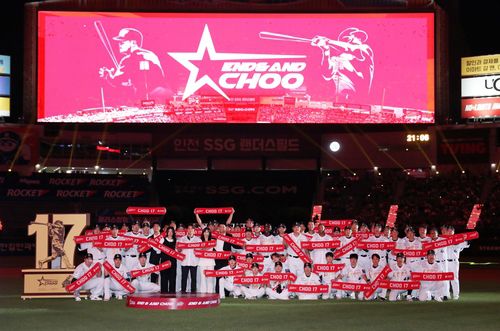 추신수 은퇴식(서울=연합뉴스) 추신수 SSG 구단주 보좌역이 14일 인천 SSG랜더스필드에서 열린 자신의 은퇴식에서 SSG 선수단, 가족들과 기념촬영하고 있다. [SSG 랜더스 제공. 재판매 및 DB금지]