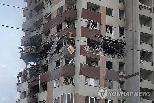 13일(현지시간) 이스라엘의 공격으로 파괴된 아파트 건물[AP=연합뉴스 자료사진. 재판매 및 DB 금지]