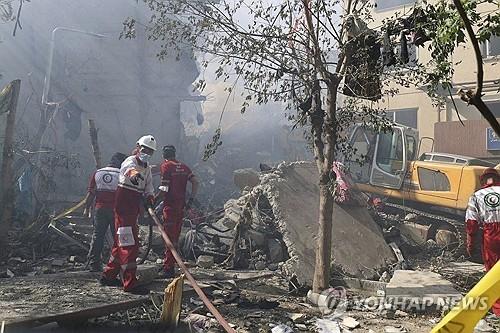 13일(현지시간) 이스라엘 공습 피해 본 이란 수도 테헤란[AP 연합뉴스 자료사진. 재판매 및 DB 금지]