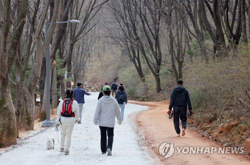 대전 계족산 황톳길 걷는 시민들기사 내용과 직접 관련 없음. [연합뉴스 자료사진]