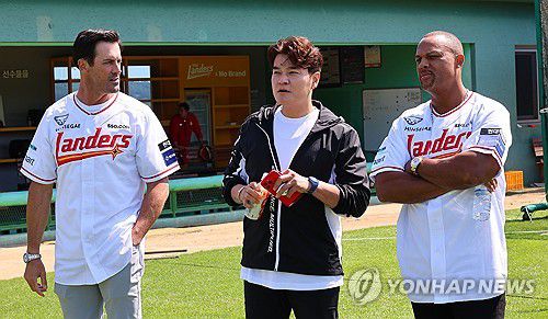 SSG 퓨처스 선수단  MLB레전드 멘토링 데이(인천=연합뉴스) 임순석 기자 = 11일 인천 강화군 SSG 퓨처스필드에서 열린 SSG 퓨처스 선수단 'MLB 레전드 멘토링 데이' 에서 추신수(가운데) SSG랜더스 육성총괄이 메이저리그에서 활약한 콜 해멀스(왼쪽), 아드리안 벨트레와 퓨처스 선수들의 훈련을 지켜보며 대화하고 있다. 2025.6.11 soonseok02@yna.co.kr