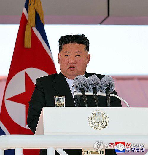 북한, 신형 구축함 '강건호' 진수식(평양 조선중앙통신=연합뉴스) 북한이 지난 12일 라진조선소에서 새로 건조한 해군 구축함을 '강건호'로 명명하고 진수기념식을 개최했다고 조선중앙통신이 13일 보도했다. 2025.6.13      [국내에서만 사용가능. 재배포 금지. For Use Only in the Republic of Korea. No Redistribution] nkphoto@yna.co.kr