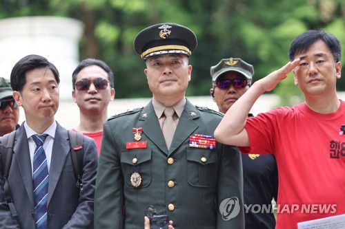 2심 첫 공판 출석 앞두고 기자회견 하는 박정훈 대령(서울=연합뉴스) 윤동진 기자 = 해병대 채모 상병 순직 사건과 관련해 1심에서 무죄를 선고받은 박정훈 대령(전 해병대 수사단장)이 지난 13일 서초구 서울고등법원에서 열리는 2심 1회 공판에 출석하기 앞서 기자회견을 갖고 있다. 2025.6.13 mon@yna.co.kr