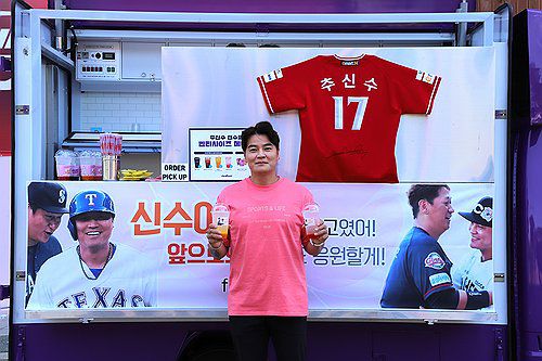 이대호, 친구 추신수 은퇴식에 커피 선물(서울=연합뉴스) 추신수 SSG 랜더스 구단주 보좌역이 14일 인천 SSG랜더스필드에 도착한 커피 트럭 앞에서 기념 촬영하고 있다. 친구 이대호가 추신수를 위해 선물을 보냈다. 2025.6.14 [SSG 랜더스 제공. 재판매 및 DB금지] photo@yna.co.kr