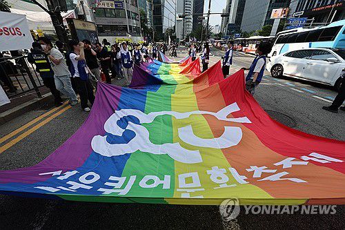 무지개로 물든 퀴어퍼레이드(서울=연합뉴스) 임화영 기자 = 14일 서울 종로구 종각역에서 제26회 퀴어퍼레이드 참가자들이 을지로 입구까지 행진하고 있다. 2025.6.14 hwayoung7@yna.co.kr