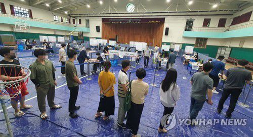 2022년 제8회 전국동시지방선거 투표 행렬[연합뉴스 자료사진]